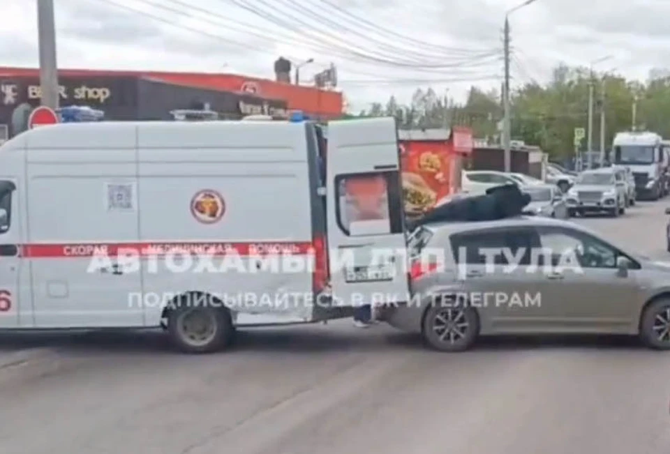 В Туле на улице Карпова мотоциклист врезался в иномарку. Фото: «Автохамы и ДТП. Тула».