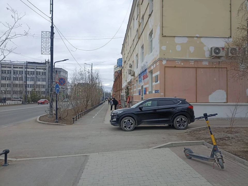 Фото: мужчина перевозил на самокате дочь.
