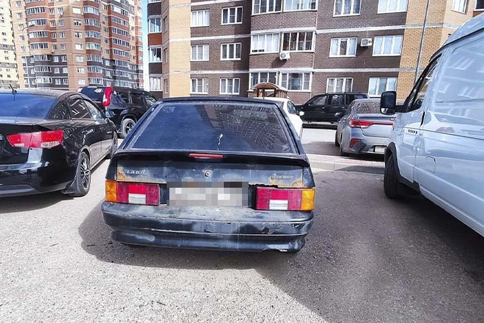 Власти Твери эвакуируют брошенный "ВАЗ" с улицы Оснабрюкской Фото: администрация Твери