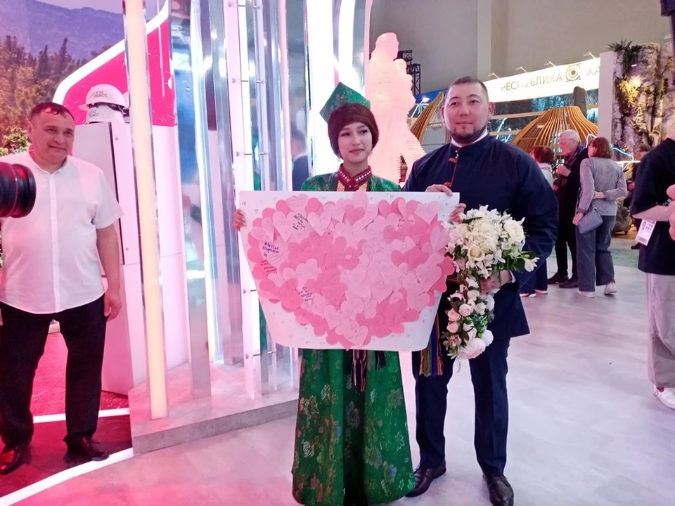 Кузбасские молодожены Диана Сатина и Сергей Баксарин стали самой колоритной парой на свадебном фестивале в Москве. Фото - АПК.