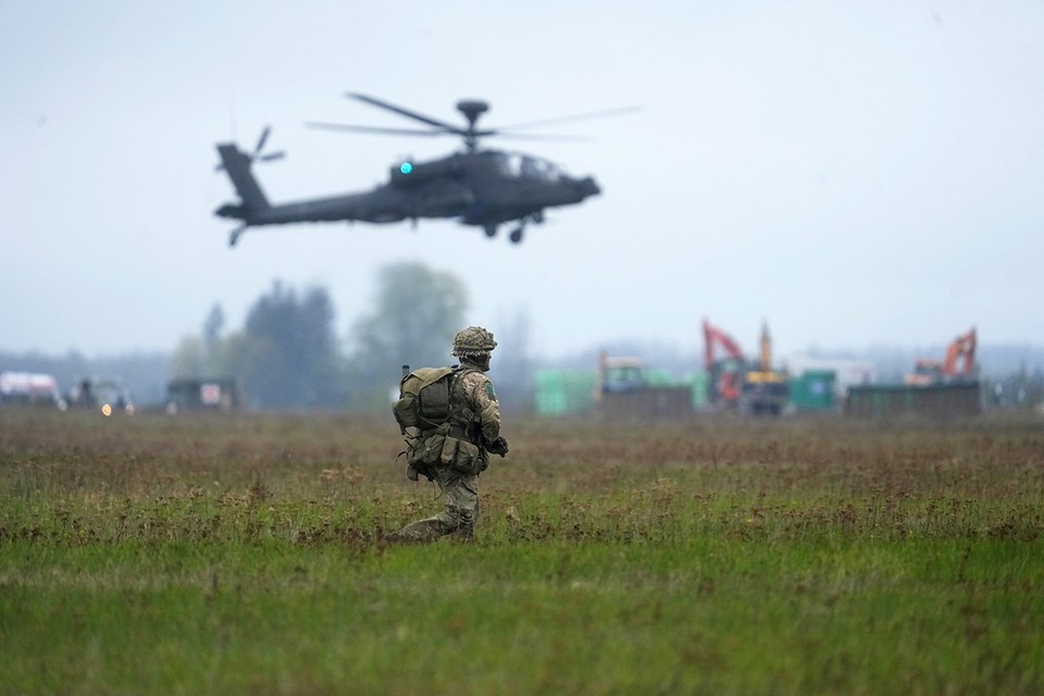 Учения НАТО должны были напугать Россию, а насмешили всю Европу: Барахтались в озере и выполняли неуклюжие маневры