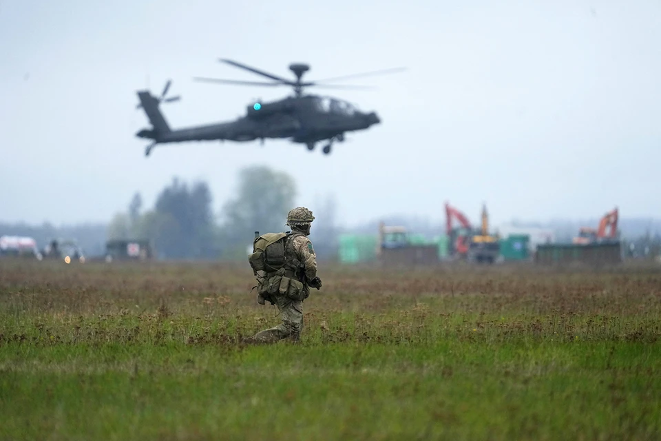 Военные маневры, которые под руководством британцев проводят в Эстонии в рамках самых больших со времен холодной войны учений НАТО, подтверждают старую истину: от великого до смешного один шаг.