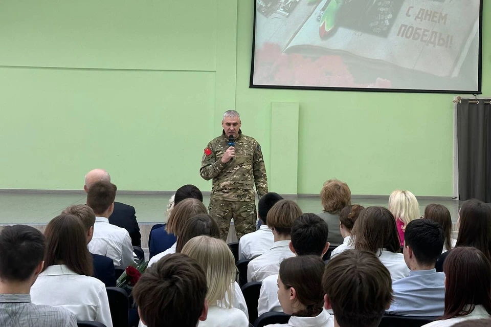 Школьники активно задавали вопросы военному