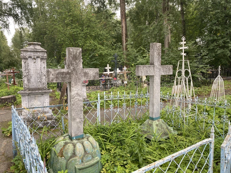 Во вторник жители Тюмени бросились на кладбище.