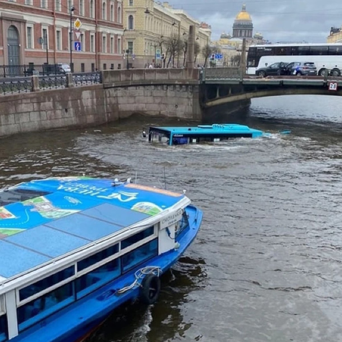 Последние новости о падении автобуса в реку Мойку в Санкт-Петербурге на 14  мая 2024: Начальника автоколонны «Такси» отправили в СИЗО - KP.RU