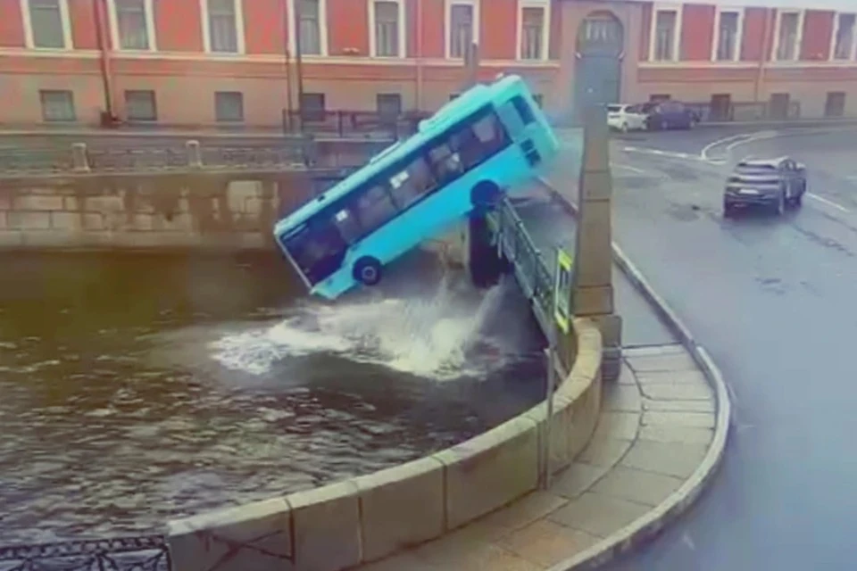 В деле об утонувшем автобусе появилась очень редка статья УК. Фото: кадр из видео.