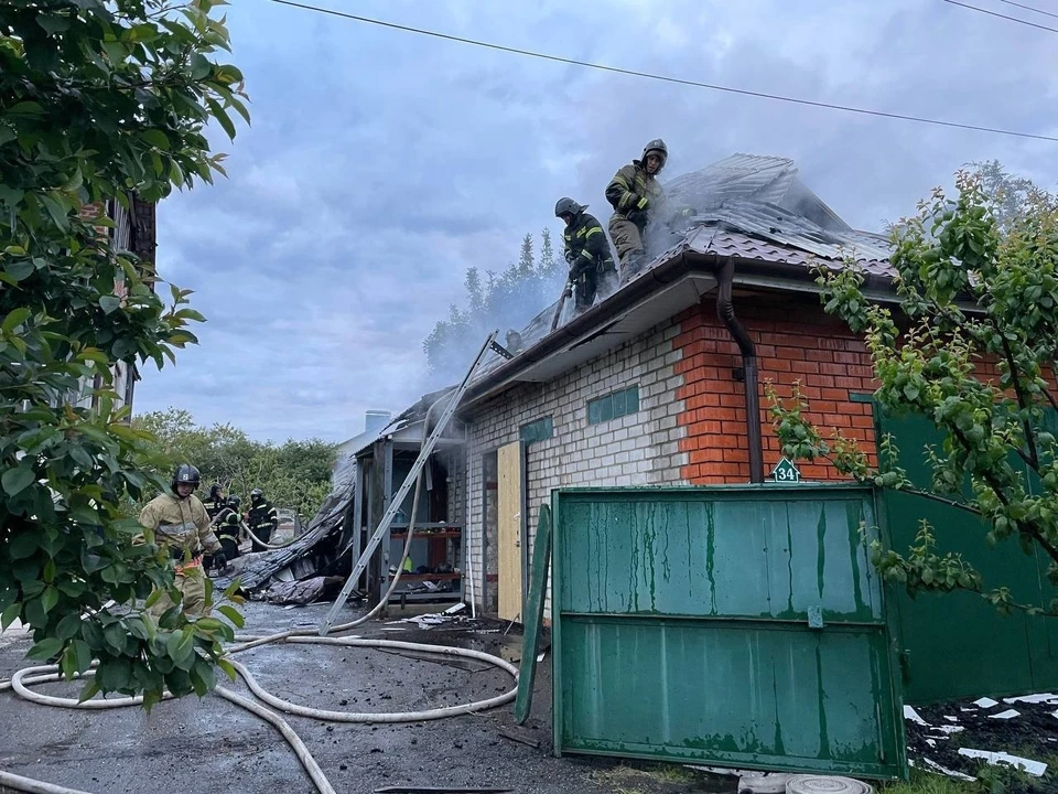В поселке Дубовое после прямого попадания снаряда возник пожар в частном жилом доме.