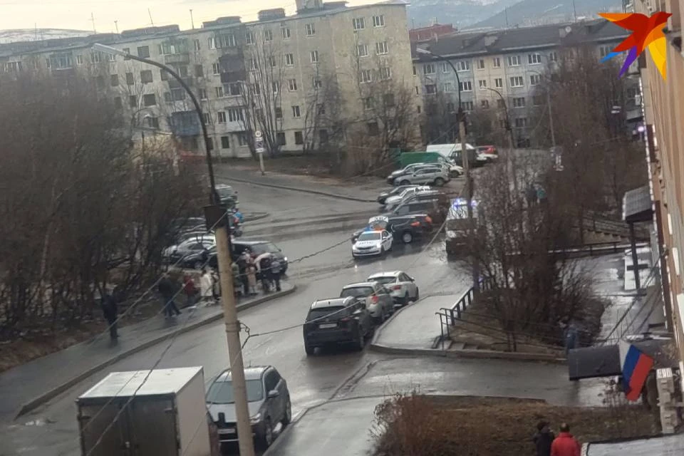 Всех сотрудников Ленинского районного суда вывели на улицу, пока в здании работают экстренные службы.