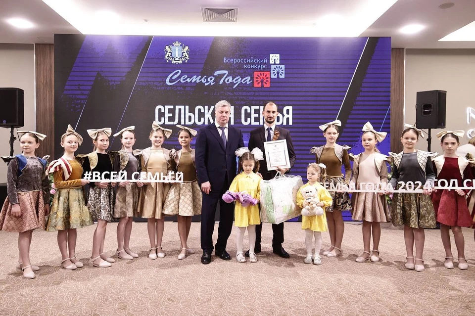Губернатор Ульяновской области назвал победителей конкурса «Семья года» и вручил ценные подарки многодетным семьям. ФОТО: тг-канал Алексея Русских