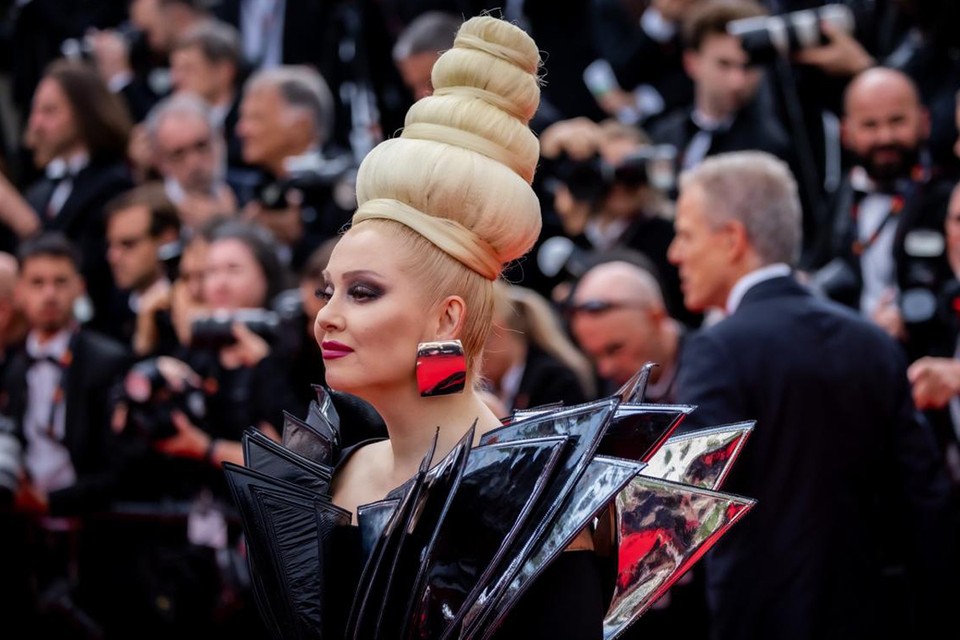 Лена Ленина сразила Каннский фестиваль башней из волос