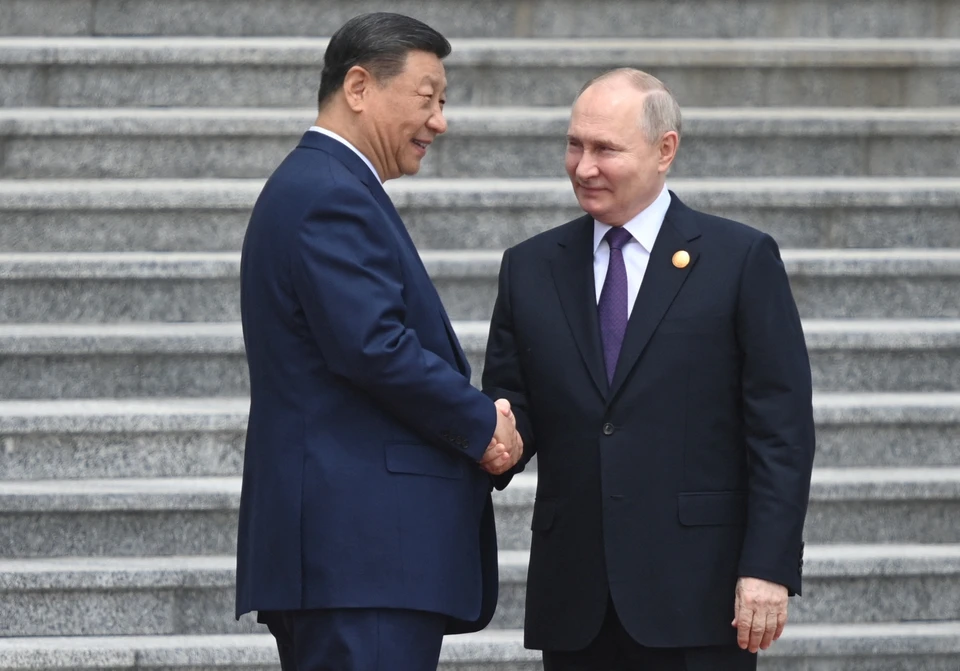 Си Цзиньпин и Владимир Путин перед началом переговоров в Пекине.