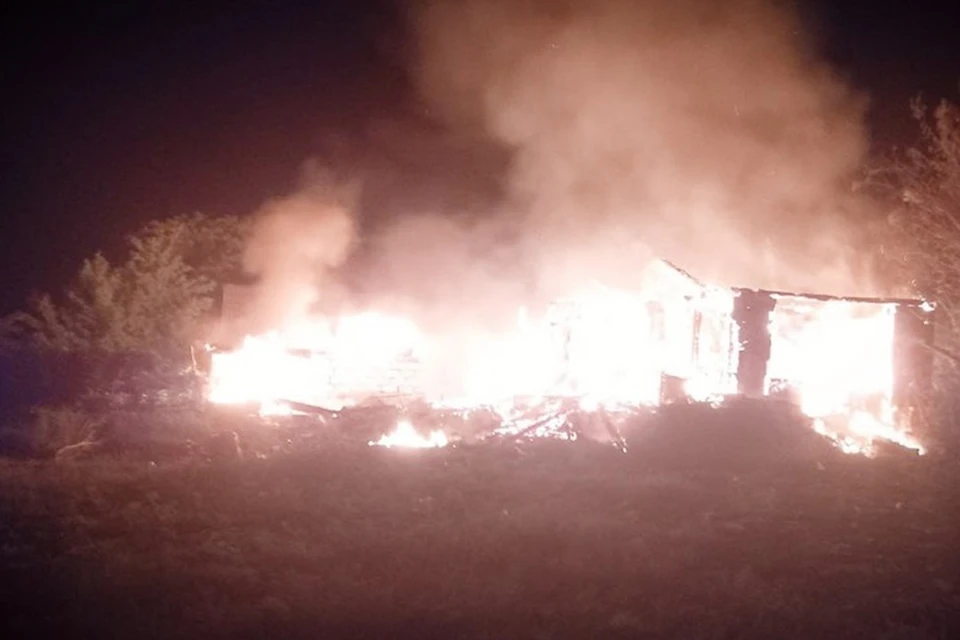 В Лисичанске после атаки со стороны украинской армии загорелись жилой дом и три хозпостройки. Фото - МЧС ЛНР