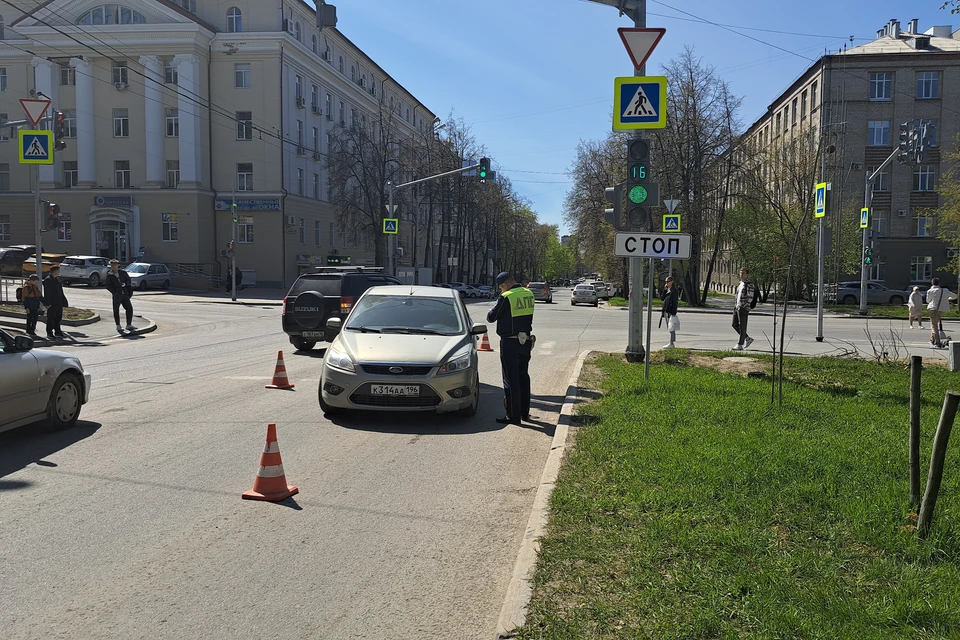 Ford Focus сбил 12-летнего ребенка на самокате. Фото: ГИБДД Екатеринбурга