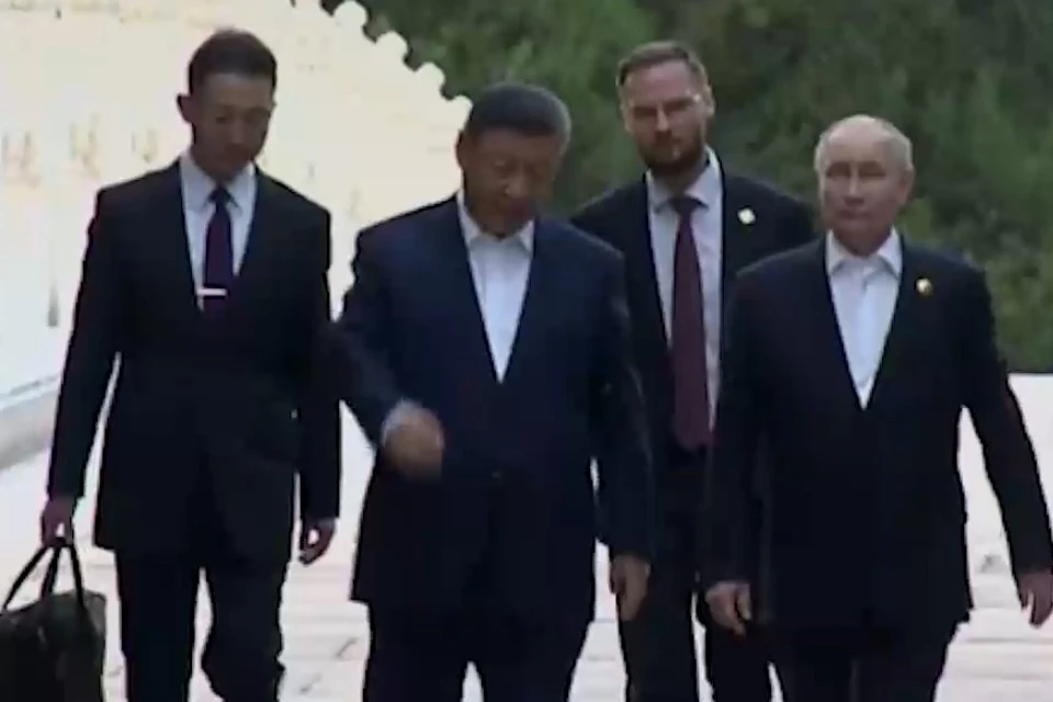 Опубликовано видео неформальной прогулки Путин и Си Цзиньпина, фото: скриншот из видео