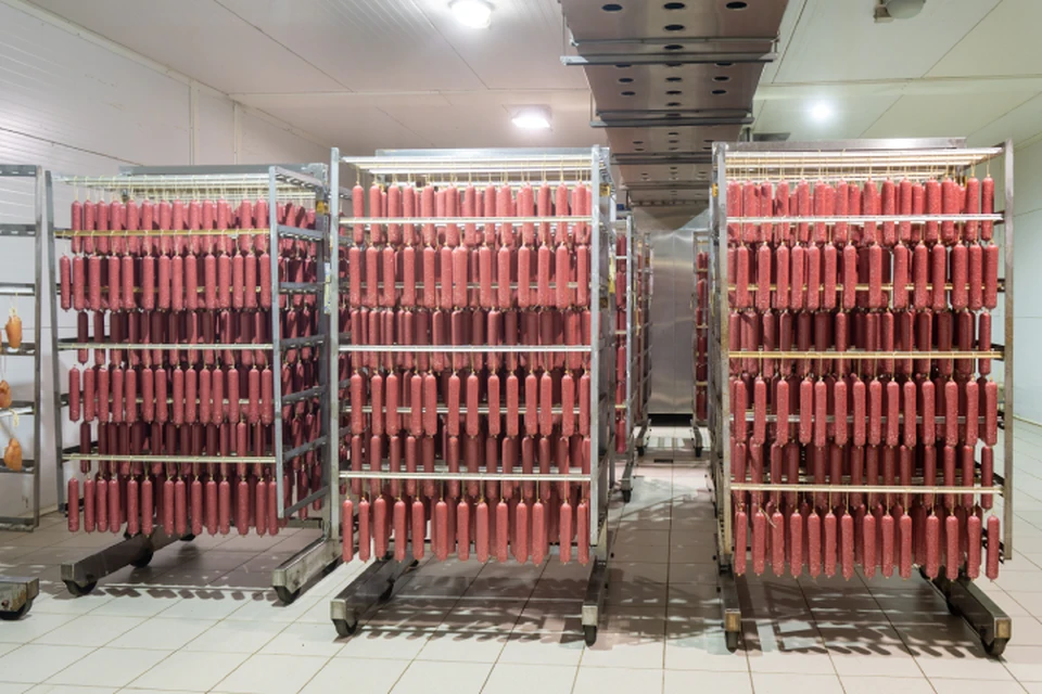 Производитель делал мясную продукцию из несоответствующего типа сырья.