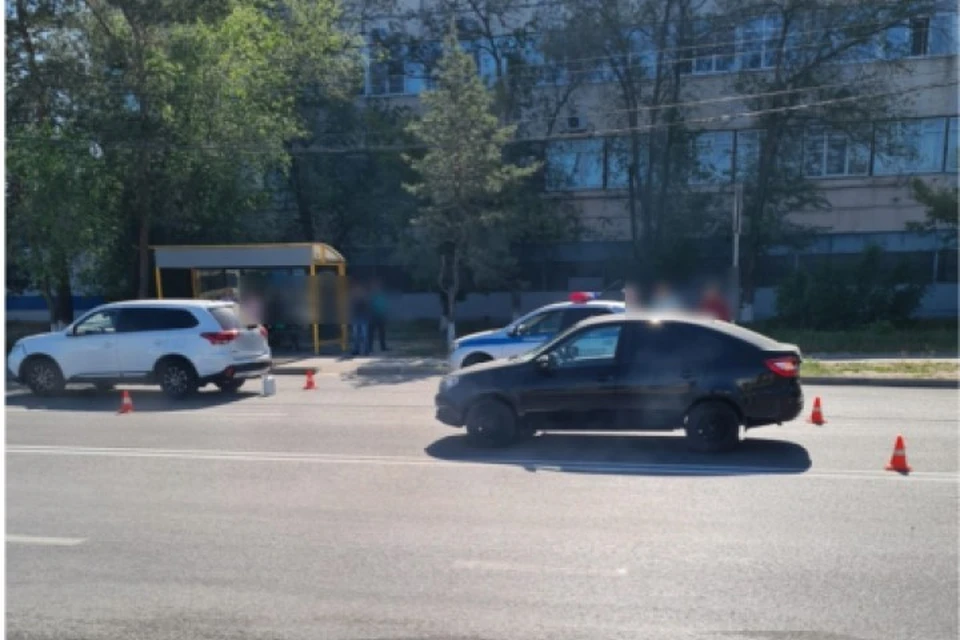 Парень после удара иномарки отлетел на проезжавший автомобиль.