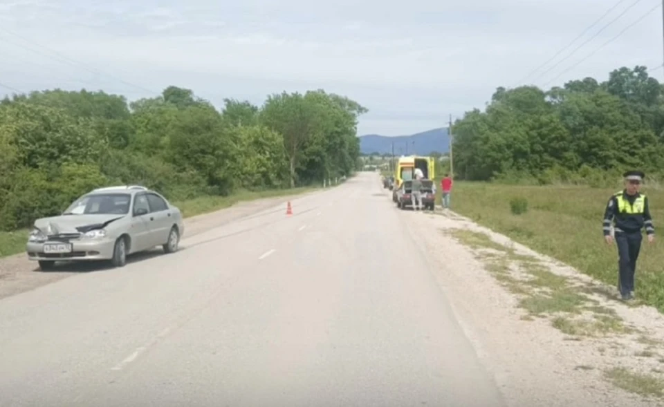 Ребенок выбежал на дорогу из-за припаркованного автомобиля. Скриншот из видео/Полиция Севастополя/Telegram