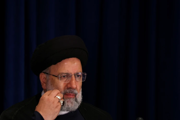 После крушения вертолета с президентом Ирана Раиси в Тегеране повисла паническая пауза