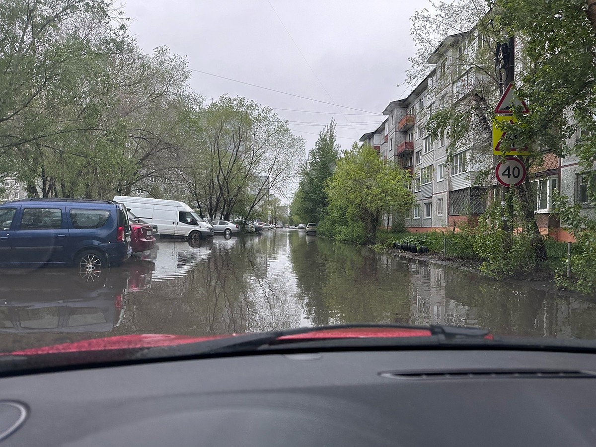 Ни пройти ни проехать»: омичи жалуются на скрывшиеся под водой дороги после  ливня - KP.RU