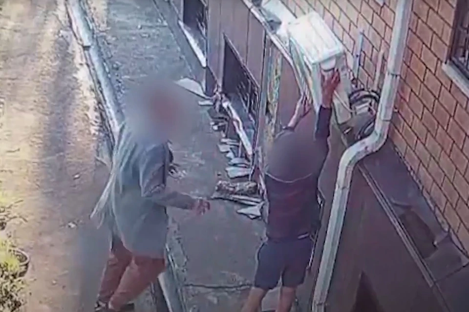 Двое жителей Липецка попытались украсть кондиционер с фасада больницы