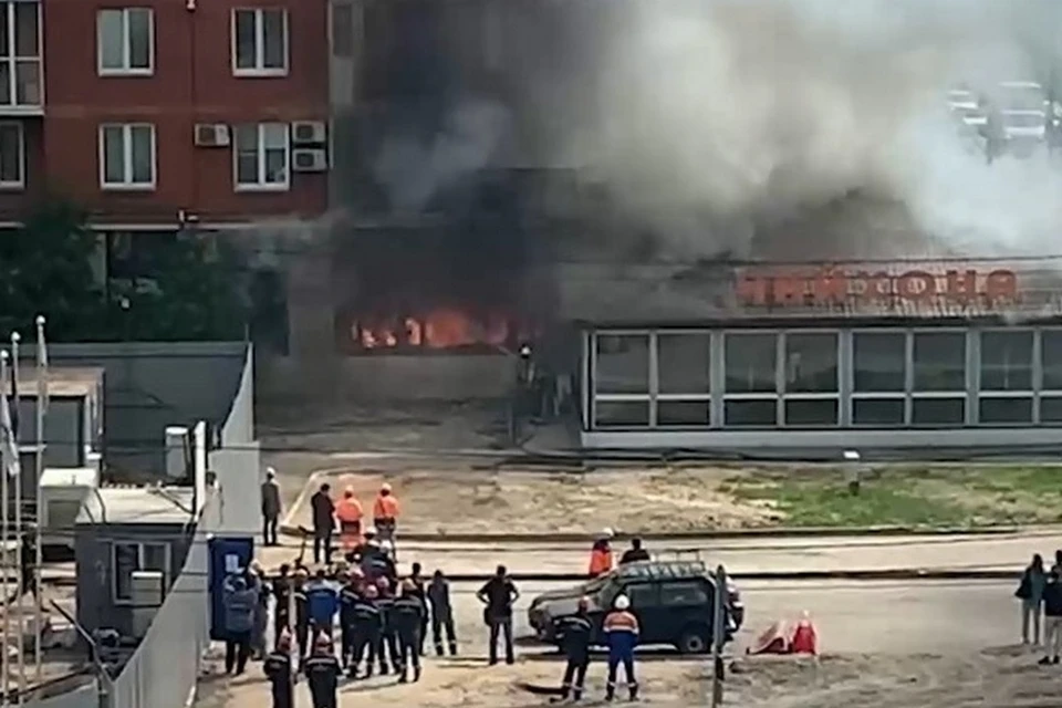Пожар в 60 квадратных метров произошел в «Чайхоне» на Богатырском проспекте. Фото: t.me/chp_piter
