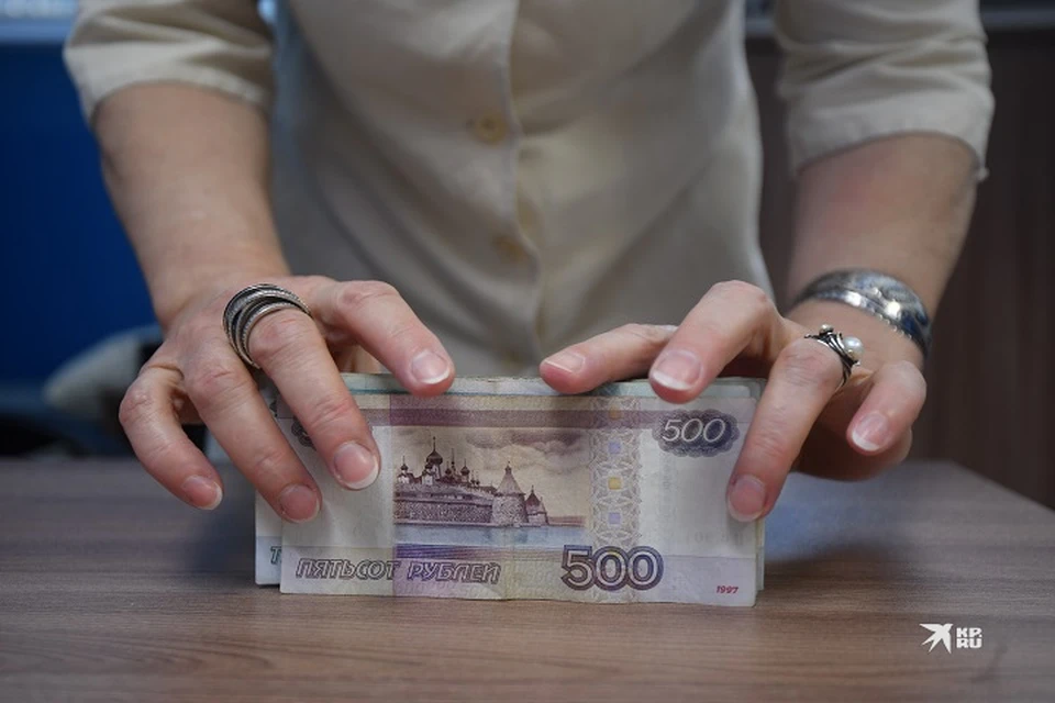 Полицейский обвинялся в получение должностным лицом через посредника взятки в виде денег, в крупном размере