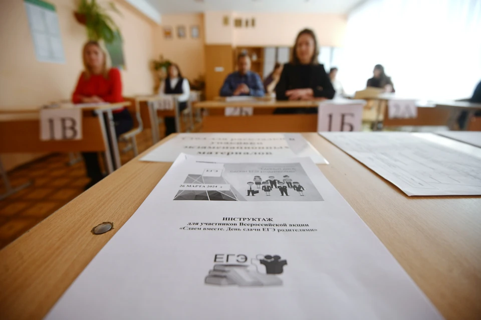 В первый день одиннадцатиклассники сдавали географию, литературу и химию.