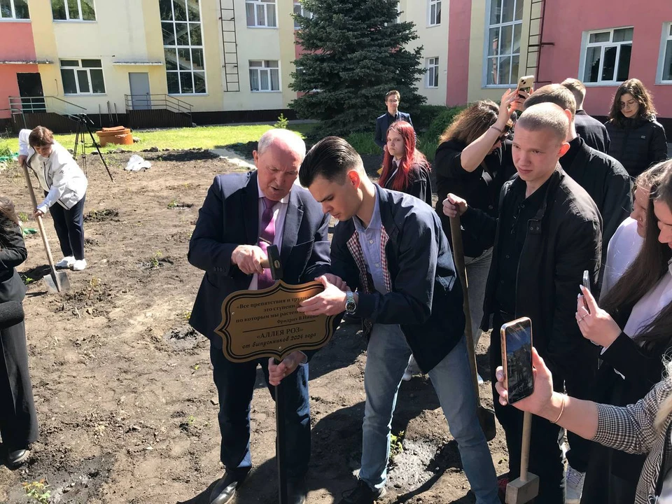 Выпускники 11 классов высадили 30 роз в подарок ульяновской школе №31. ФОТО: Управление образования Ульяновска