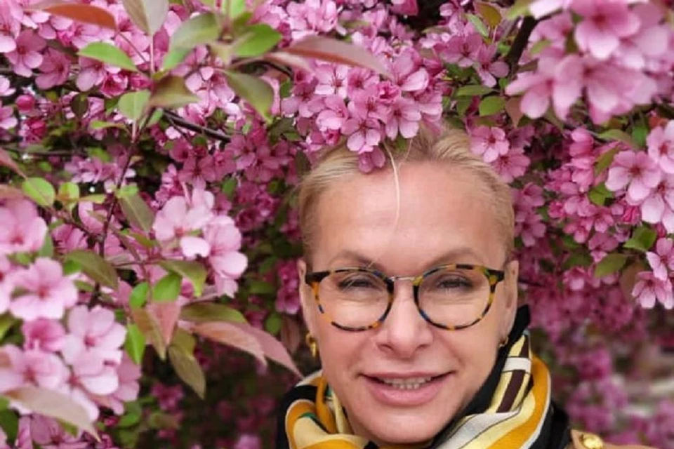 Анна Терешкова прогулялась среди цветущих яблонь в Новосибирске. Фото: телеграм-канал Анны Терешковой