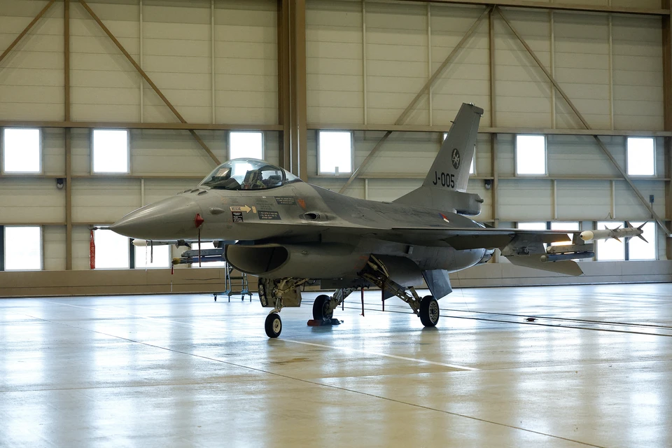 На Украине сейчас нет аэродромов, готовых принимать американские F-16 и обслуживать их.