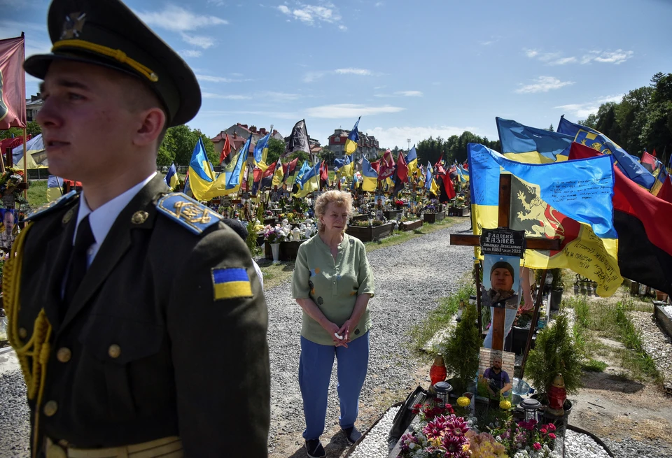 По сообщениям ВВС, компания "Бурисма" поглотила более 8 тысяч похоронных контор по всей Украине и монополизировала этот бизнес.