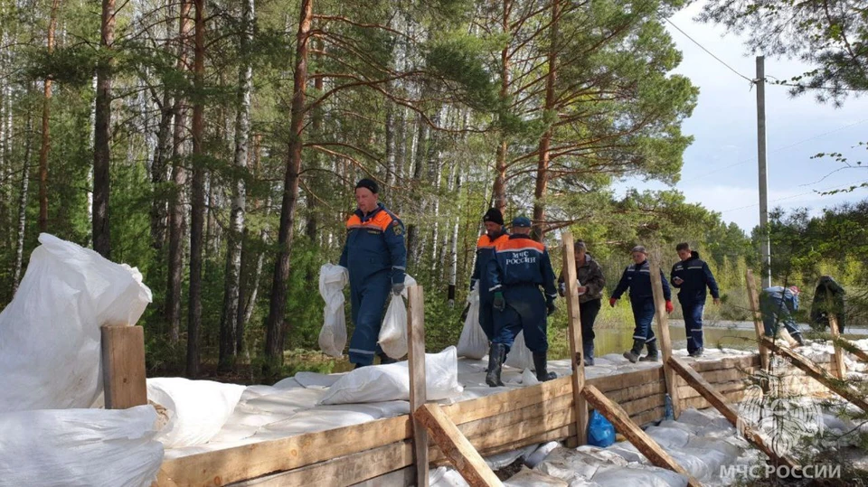 Сотрудники МЧС продолжают укреплять насыпь у электроподстанции в Усть-Ишиме