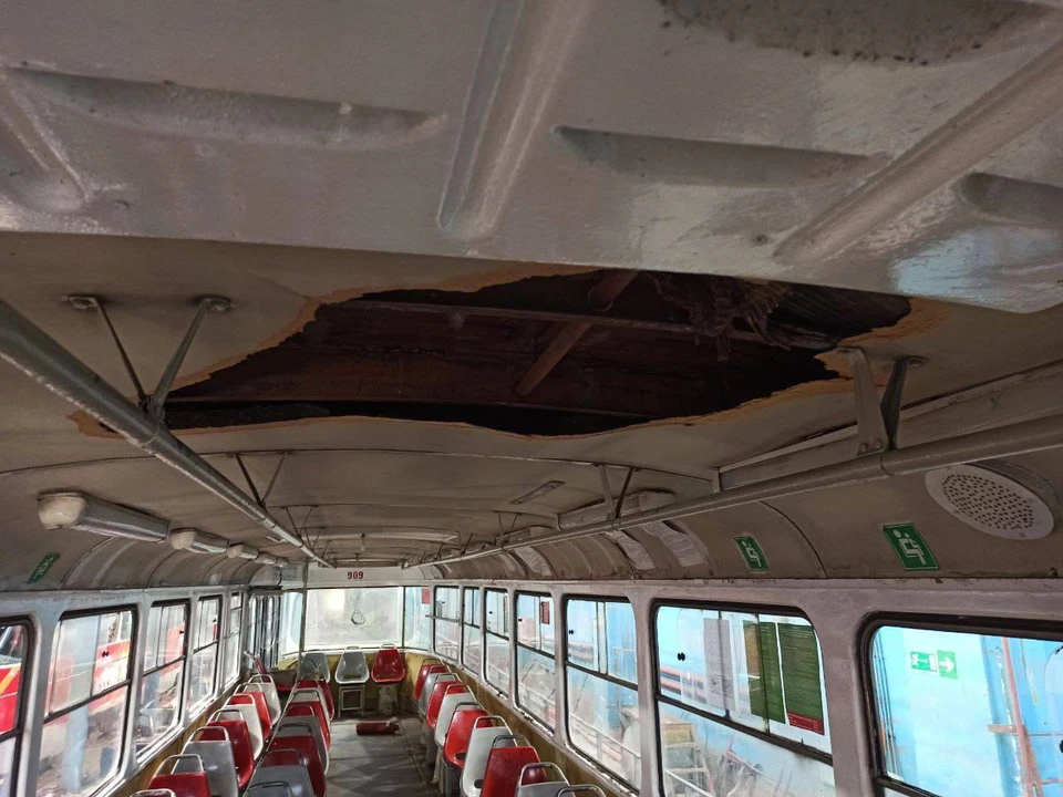 В вагоне была повреждена обшивка потолка. Фото: ТТУ Самара