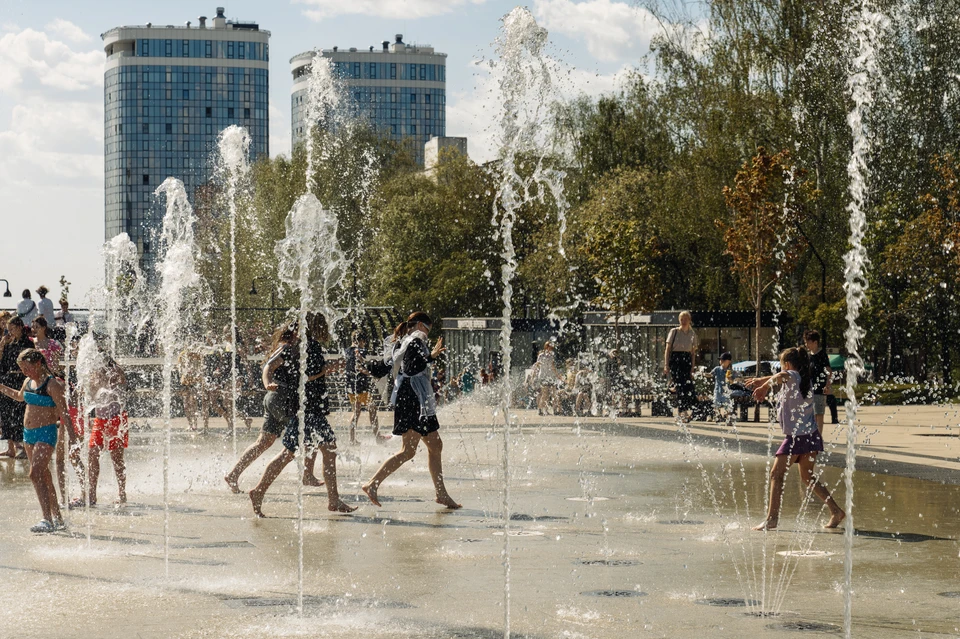 Впереди их ждут экзамены, поступление и тысячи новых дорог.