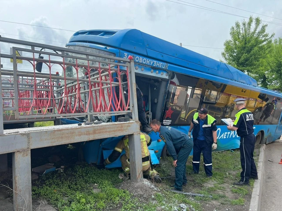В Новокузнецке автобус въехал в эстакаду. Фото - ГУ МВД России по Кузбассу.