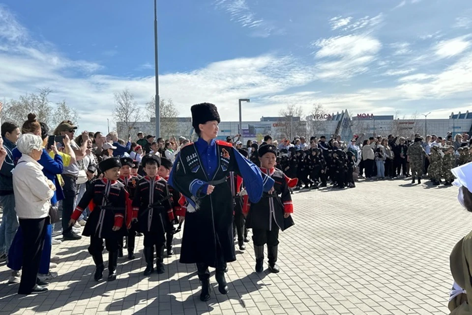 Дошкольники приняли участие в детском параде «Живет Победа в поколениях» в Якутске Фото: пресс-служба окружной администрации