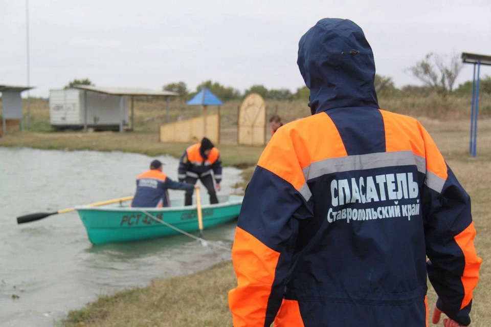Тело погибшего обнаружили местные рыбаки в одном из водоемов села Солдато-Александровское и вызвали спасателей.