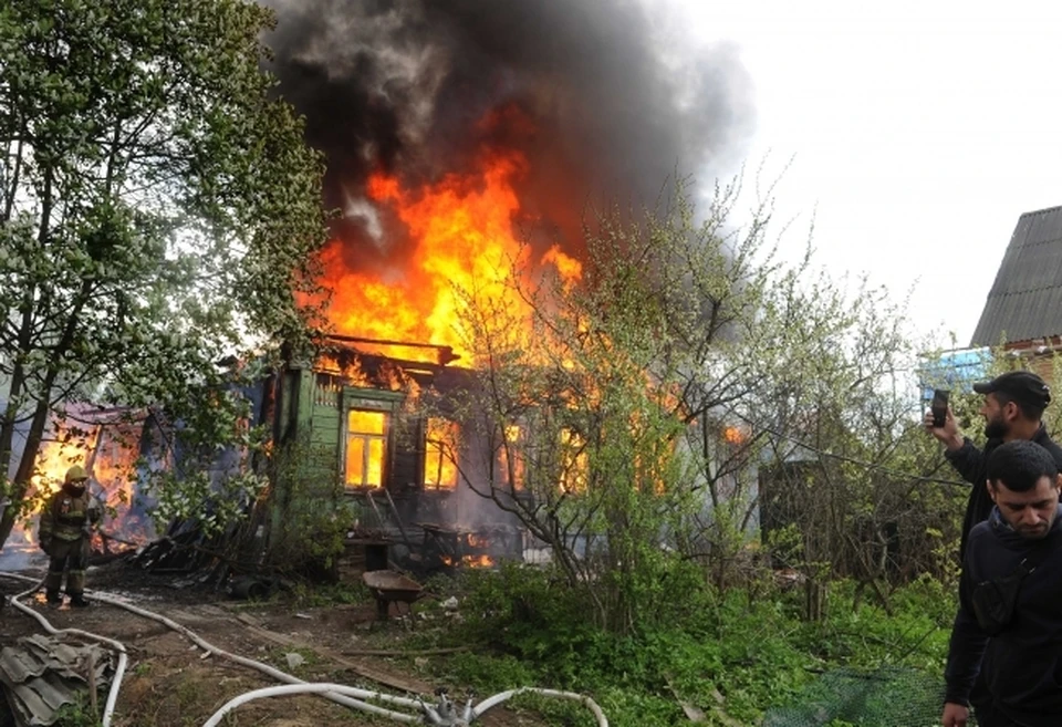 Хозпостройки едва не сгорели из-за поджога травы в Магаданской области