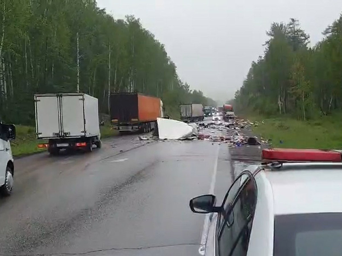 Дорогу засыпало обломками так, что машинам не проехать: в Челябинской  области на трассе М-5 столкнулись два грузовика - KP.RU