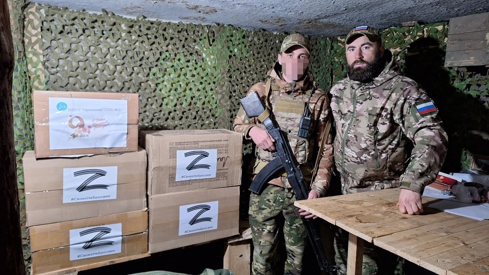 Вячеслав Деев (справа) передает помощь волонтеров бойцам.