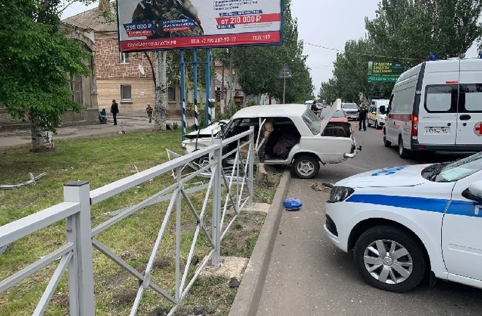 В Мелитополе Запорожской области 44-летний мужчина за рулем ВАЗ 2101 на большой скорости снес забор. ФОТО: Госавтоинспекция Запорожской области
