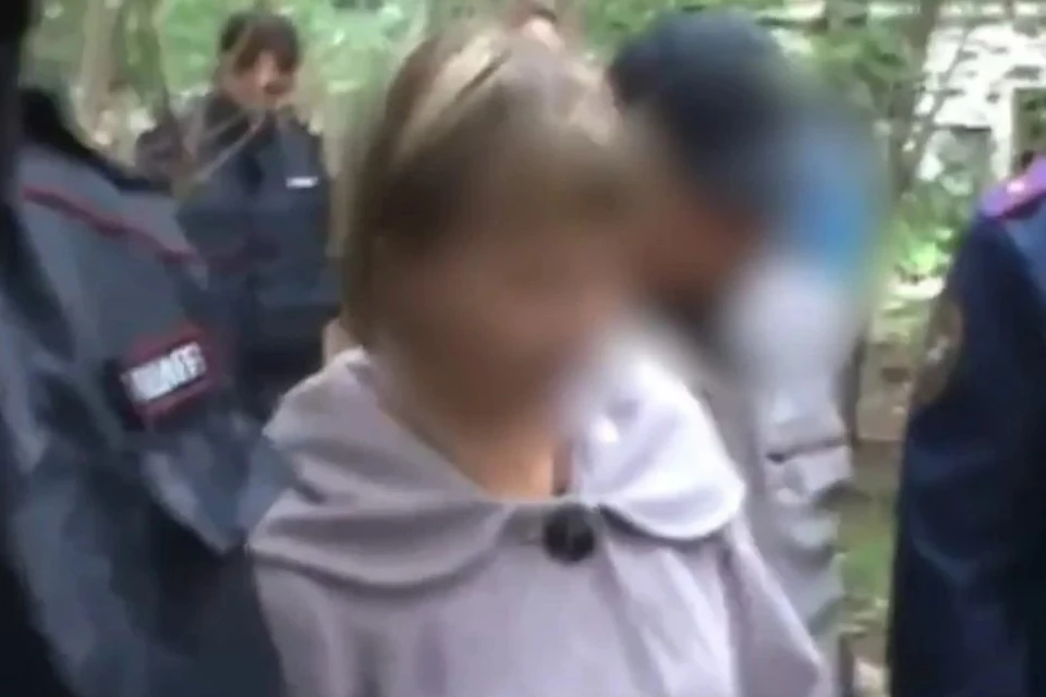 Женщина убила отца и закопала тело во дворе дома Фото: кадр из видео