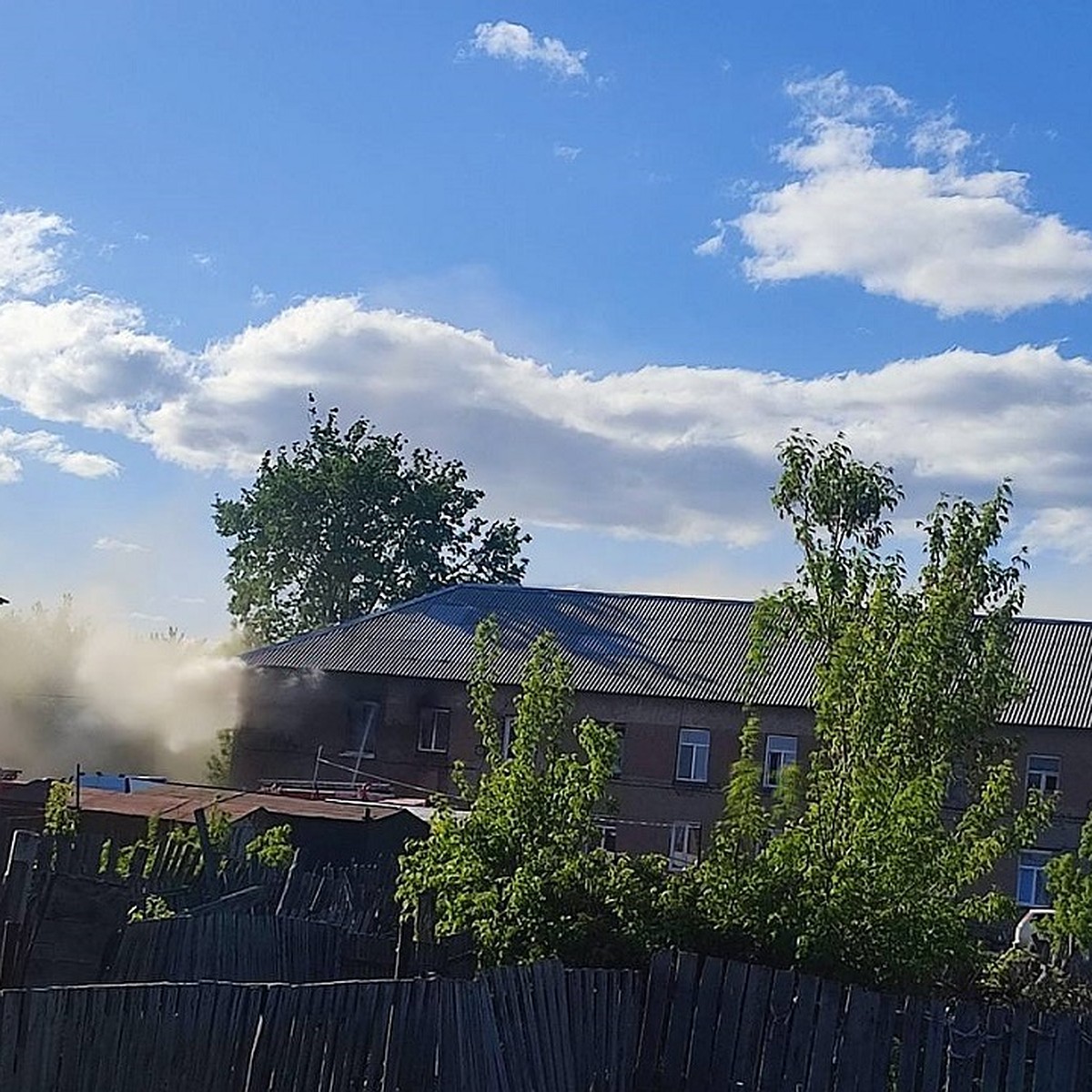 Под Новосибирском жильцам сгоревшего дома, где погибли двое детей, придется  съехать к родственникам - KP.RU