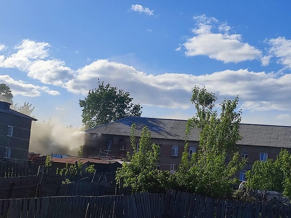 Под Новосибирском жильцам сгоревшего дома, где погибли двое детей, придется  съехать к родственникам - KP.RU