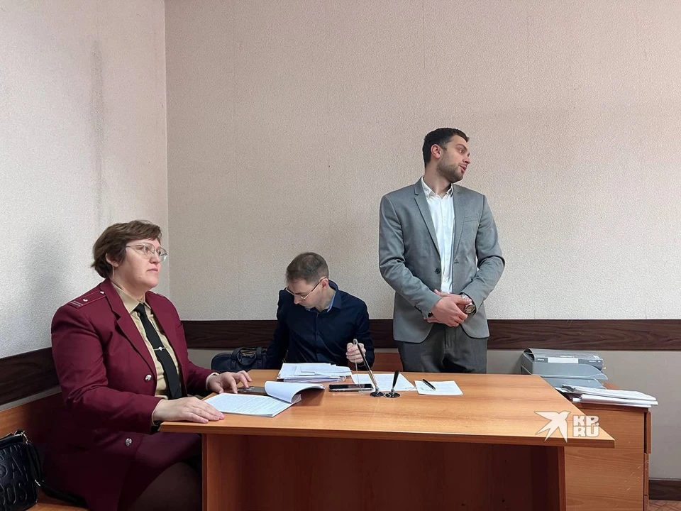 Претензии у Роспотребнадзора возникли к предпринимателю Максиму Яровикову (справа)