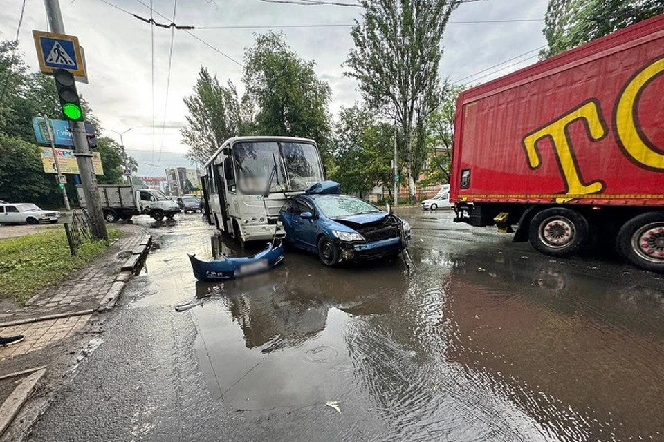 В Макеевке при ДТП автомобиля и пассажирского автобуса пострадали семь человек. Фото: МВД по ДНР