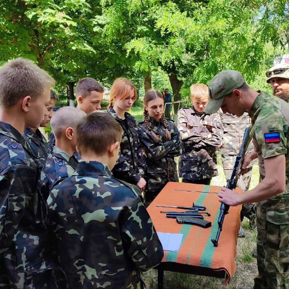 Все, что надо юному бойцу»: В ЛНР возродили военно-патриотическую игру « Зарница» - KP.RU