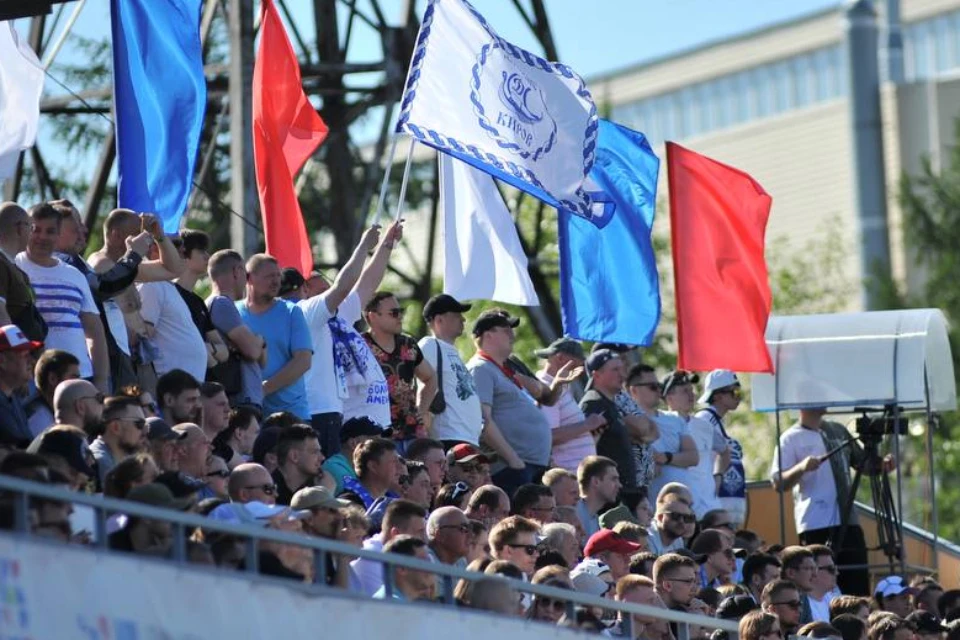 Поддержать футболистов пришло множество кировчан. Фото: t.me/fc_dinamo_kirov