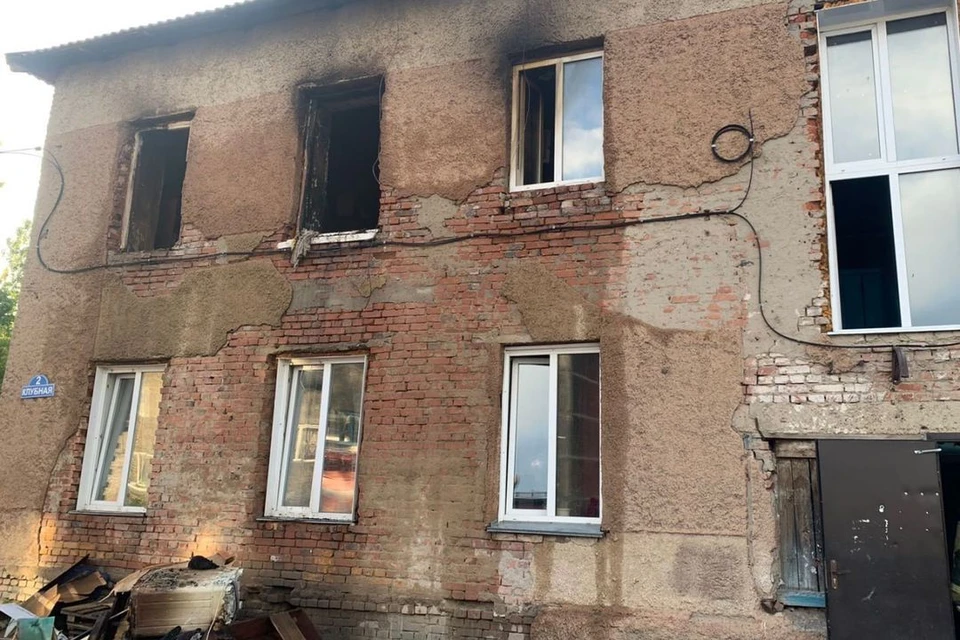 Квартира загорелась на втором этаже. Фото: СУ СК РФ по НСО