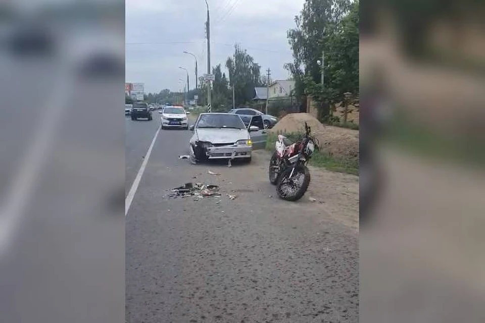 16-летний юноша на питбайке врезался в припаркованную машину в Кстовском районе.